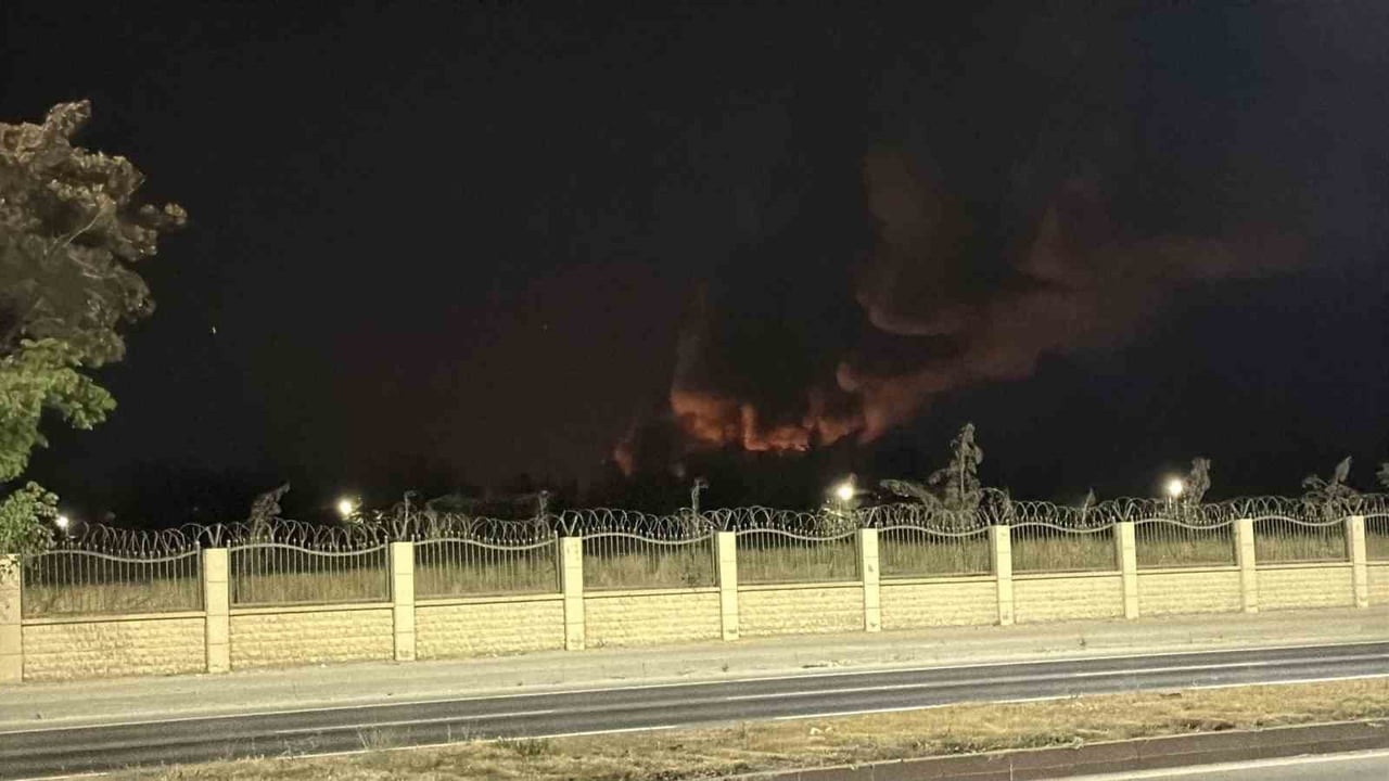 ESKİŞEHİR'DE BULUNAN TEI FABRİKASININ YIKAMA BÖLÜMÜNDE YANGIN ÇIKTI. İTFAİYE EKİPLERİNİN YANGINA...