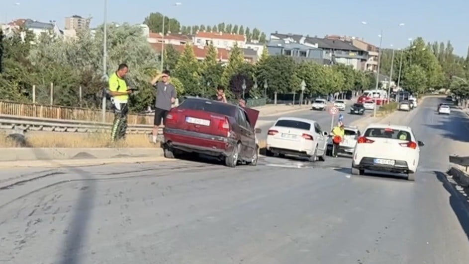 ESKİŞEHİR'DE BULVAR ÜZERİNDE KONTROLDEN ÇIKARAK REFÜJE ÇIKAN OTOMOBİLDEN YOLA AKAN YAĞ, ZEMİNİN...