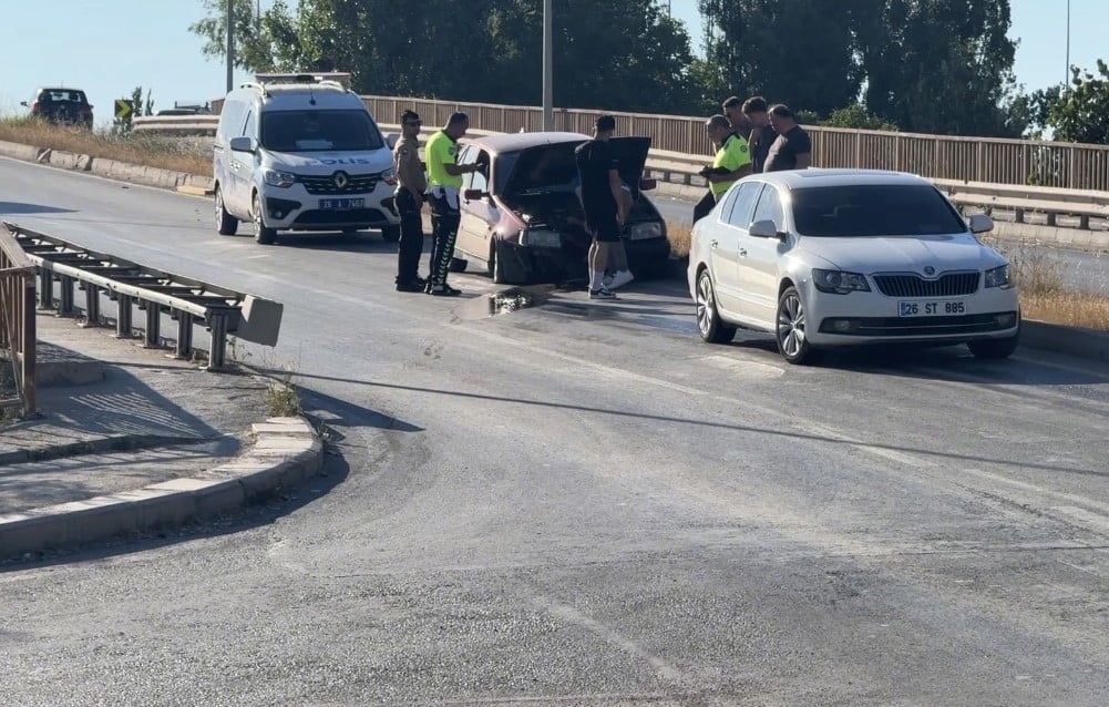 ESKİŞEHİR'DE BULVAR ÜZERİNDE KONTROLDEN ÇIKARAK REFÜJE ÇIKAN OTOMOBİLDEN YOLA AKAN YAĞ, ZEMİNİN...