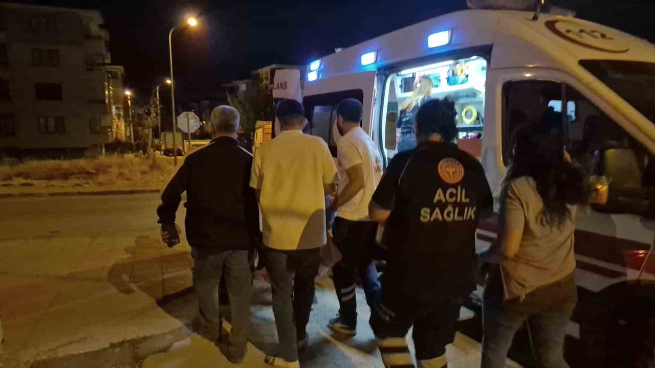 ESKİŞEHİR'DE BUNALIMA GİRİP KENDİ KARNINA BIÇAK SAPLAYAN ŞAHIS HASTANEYE KALDIRILDI.