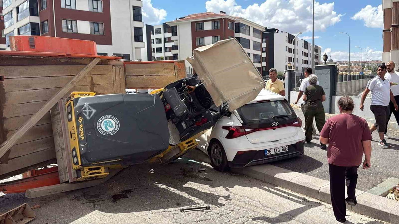 ESKİŞEHİR'DE BÜYÜKŞEHİR BELEDİYESİ'NE AİT KAMYONUN ARKASINDA KOPAN SİLİNDİR YÜKLÜ RÖMORK...