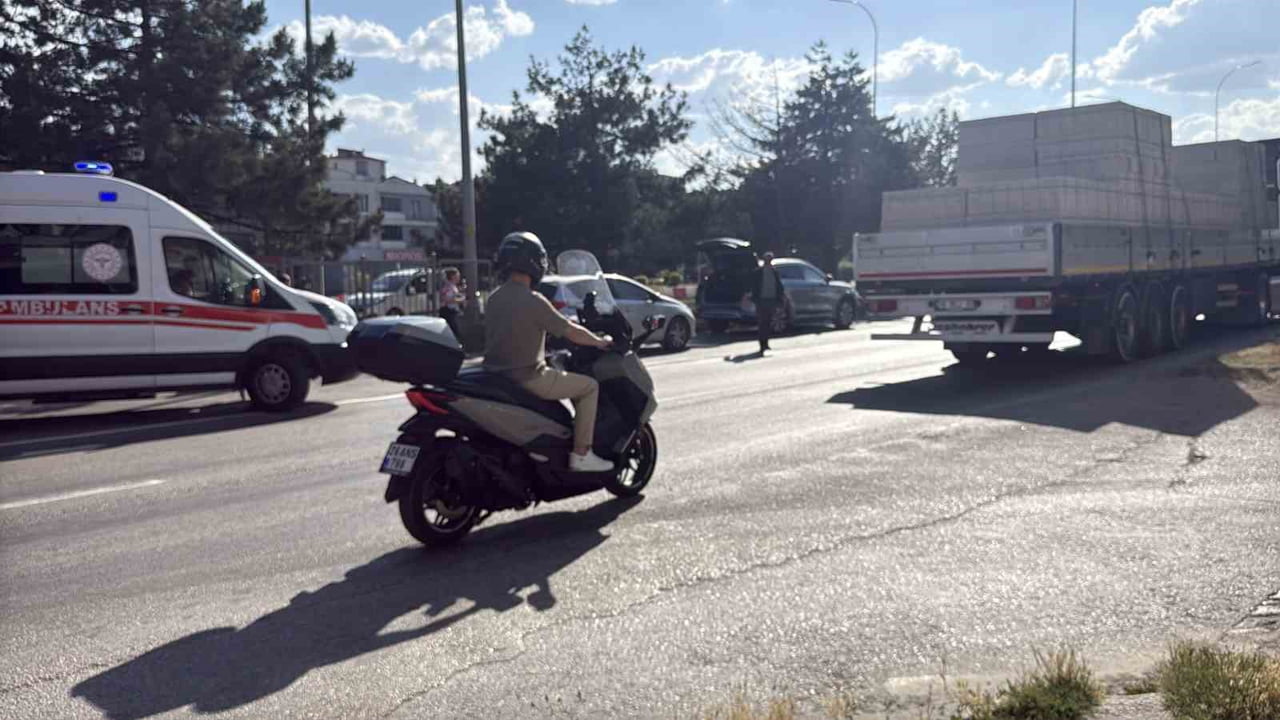 ESKİŞEHİR'DE ÇEVRE YOLU'NDA OTOMOBİLİN ÇARPTIĞI 61 YAŞINDAKİ KADIN YARALANARAK HASTANEYE...
