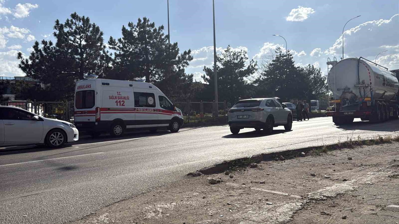 ESKİŞEHİR'DE ÇEVRE YOLU'NDA OTOMOBİLİN ÇARPTIĞI 61 YAŞINDAKİ KADIN YARALANARAK HASTANEYE...