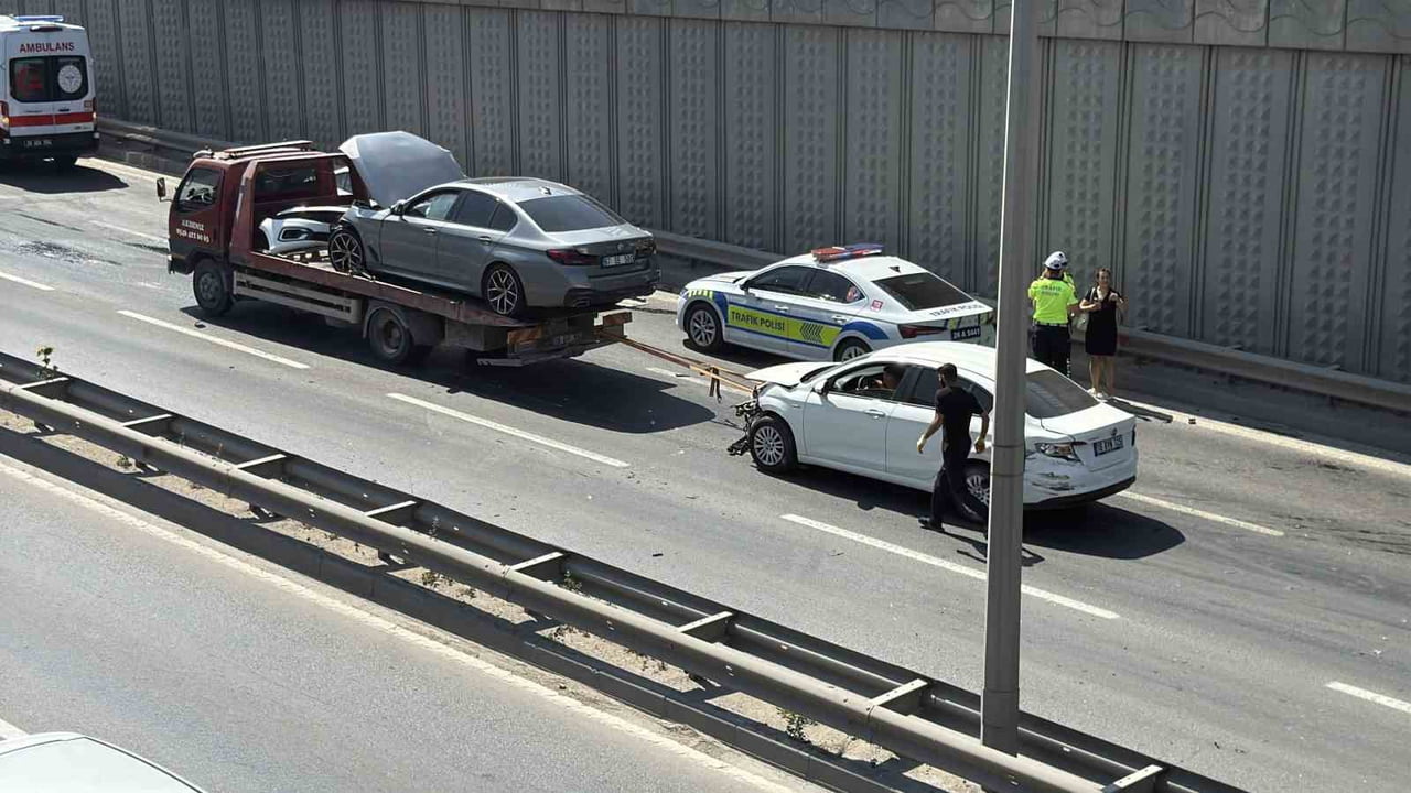 ESKİŞEHİR'DE ÇEVRE YOLU ÜZERİNDE 3 ARACIN KARIŞTIĞI ZİNCİRLEME TRAFİK KAZASINDA 2 KİŞİ YARALANDI....