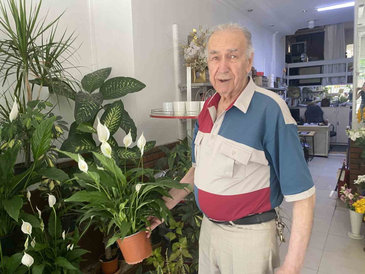 ESKİŞEHİR'DE ÇİÇEKÇİLİK YAPAN CELAL ŞENGÜL, HAVA SICAKLIKLARININ ARTMASIYLA BİRLİKTE DİKKAT...