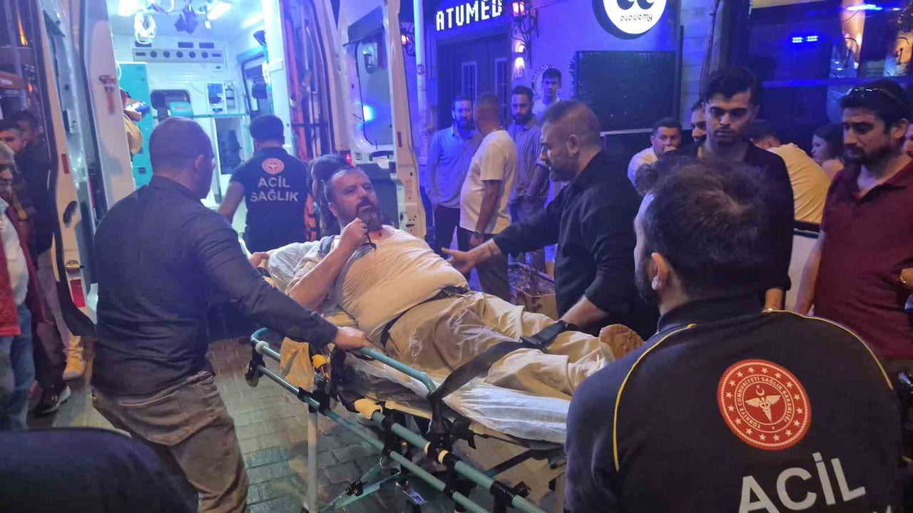 ESKİŞEHİR'DE ÇIKAN BIÇAKLI KAVGADA YARALANAN 1 KİŞİ HASTANEYE KALDIRILDI.