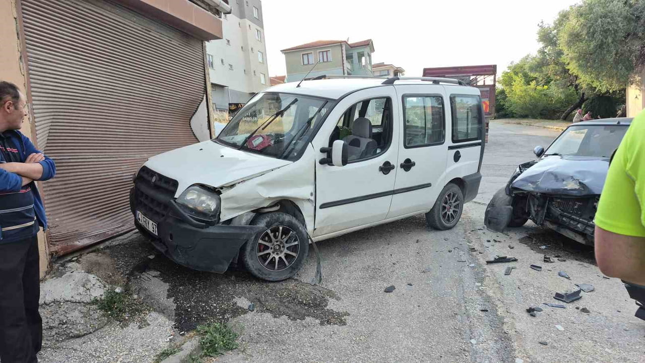 ESKİŞEHİR'DE ÇOCUK PARKININ YAKININDA OTOMOBİLLE KAFA KAFAYA ÇARPIŞAN HAFİF TİCARİ ARACIN BİR EVİN...