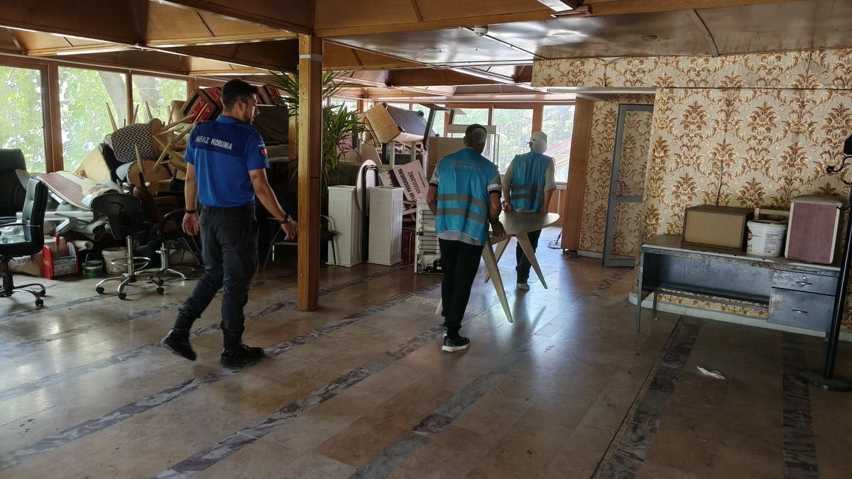 ESKİŞEHİR'DE DEPREME KARŞI GÜÇLENDİRME ÇALIŞMASI YAPILACAK OLAN ÖĞRETMENEVİ'NİN EŞYALARININ...