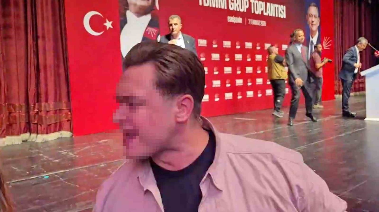 ESKİŞEHİR'DE DÜZENLENEN ÖZGÜR ÖZEL'İN GRUP TOPLANTISI PROGRAMINDA GÖREVLİ OLAN KORUMALAR, İSTİKLAL...