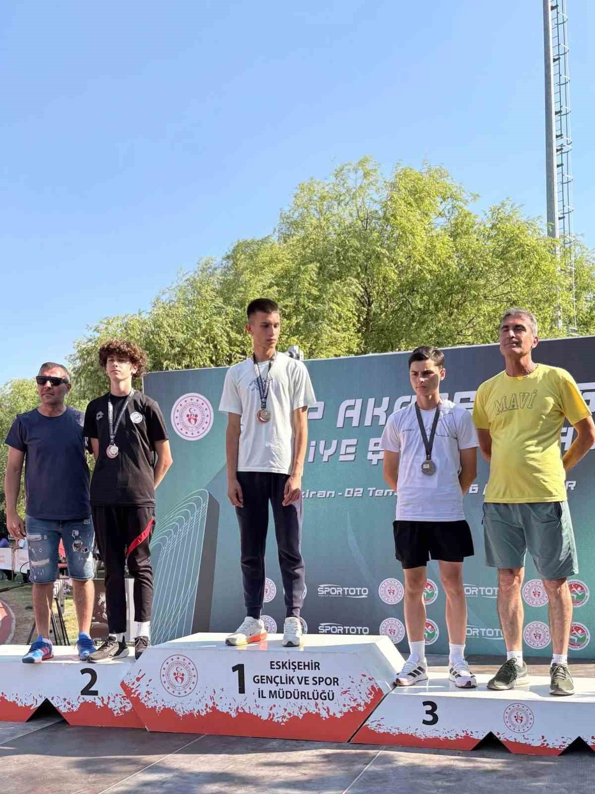 ESKİŞEHİR'DE DÜZENLENEN U16 TÜRKİYE ATLETİZM ŞAMPİYONASI'NDA YÜKSEK ATLAMA BRANŞINDA MÜCADELE EDEN...