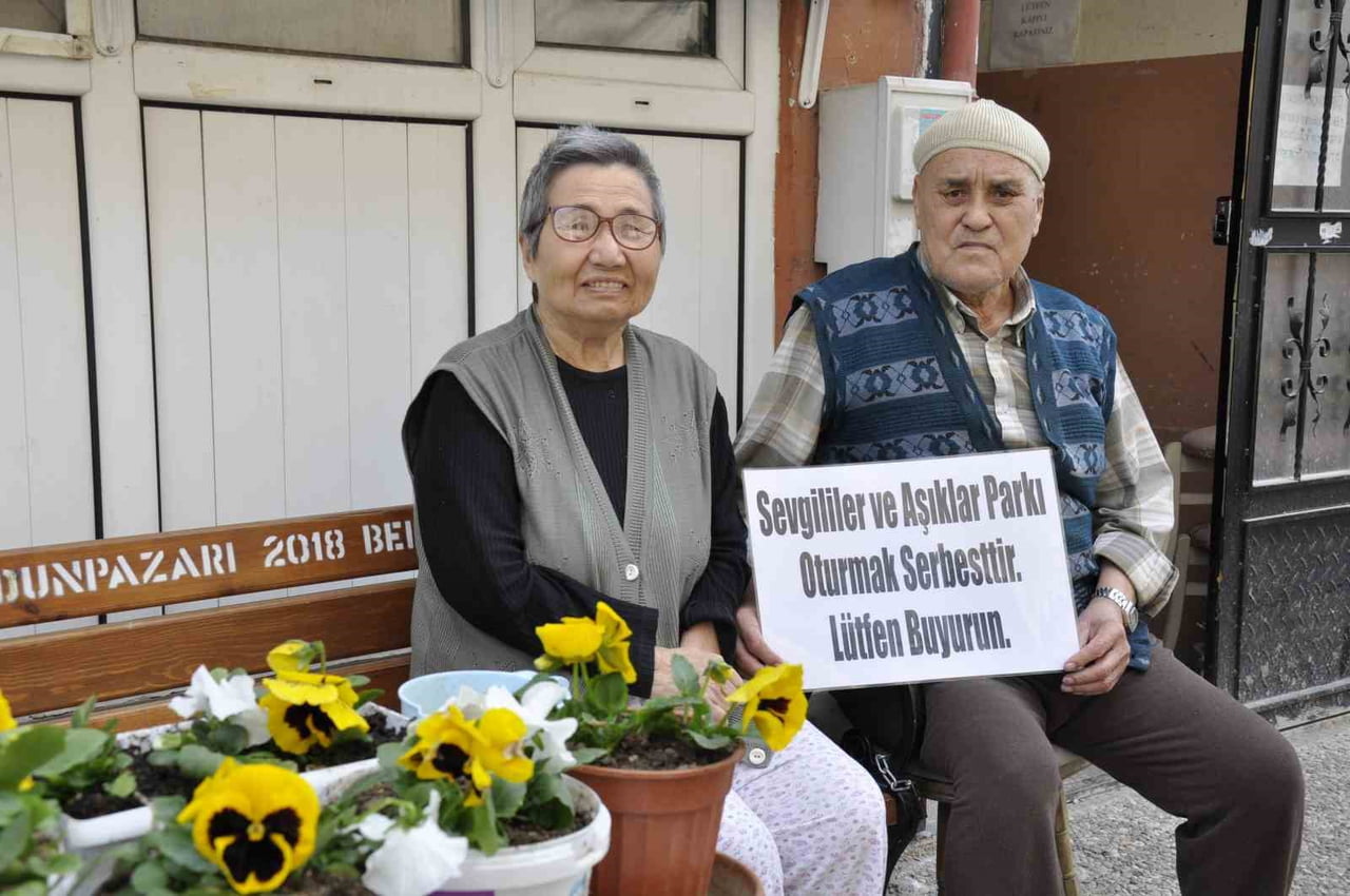 ESKİŞEHİR'DE EMEKLİ ESNAF MEMDUH ÇETİN'İN HASTA EŞİ İÇİN OLUŞTURDUĞU 'SEVGİLİLER VE AŞIKLAR...