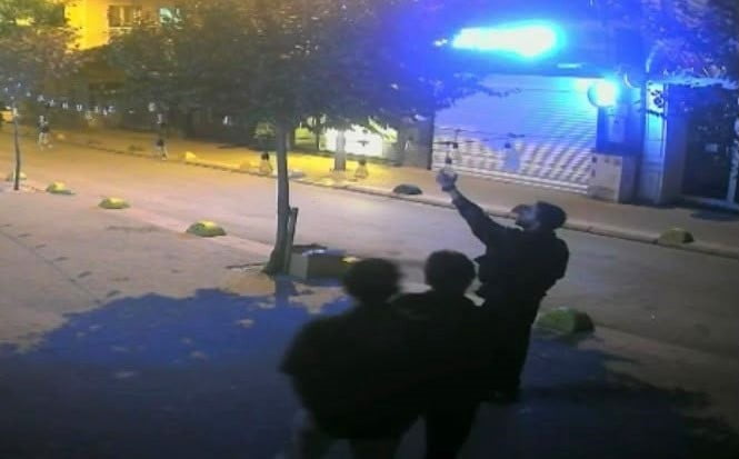 ESKİŞEHİR'DE ESNAFIN SOKAĞI AYDINLATMAK AMACIYLA ASTIĞI AMPULLERDEN BİRİ, GECE SAATLERİNDE KİMLİĞİ...