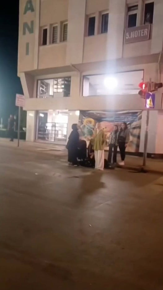 ESKİŞEHİR'DE GEÇTİĞİMİZ GÜNLERDE İKİ KADIN GRUBU ARASINDA YAŞANAN KAVGAYA DAİR YENİ GÖRÜNTÜLER...
