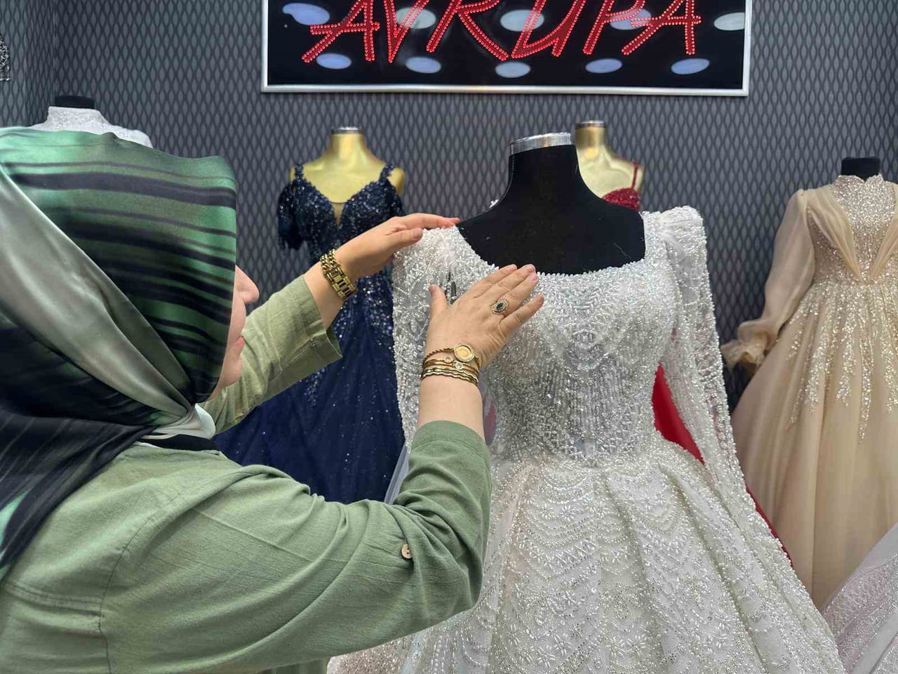 ESKİŞEHİR'DE GELİNLİK DÜKKANI İŞLETMECİSİ FADİME İŞBİLENER, YAZ AYLARININ GELMESİYLE BİRLİKTE...