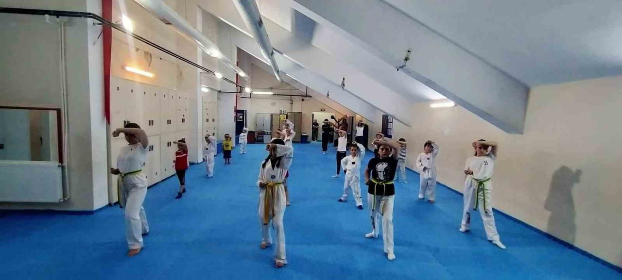 ESKİŞEHİR'DE GENÇ SPORCULAR, YAZ TATİLİNİ TAEKWONDO ANTRENMANLARINA KATILARAK...