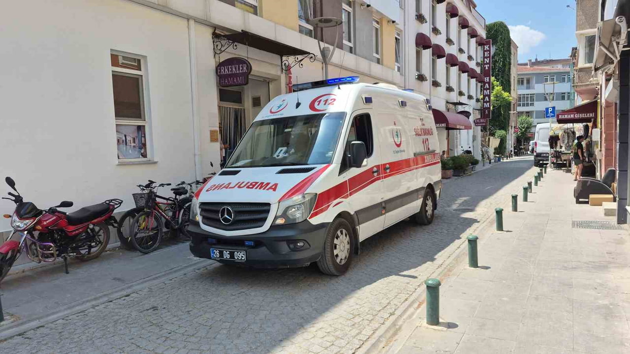 ESKİŞEHİR'DE GİRDİĞİ HAMAMDA KALBİ DURAN VE AMBULANSTA YAKLAŞIK 20 DAKİKA KALP MASAJI YAPILAN...