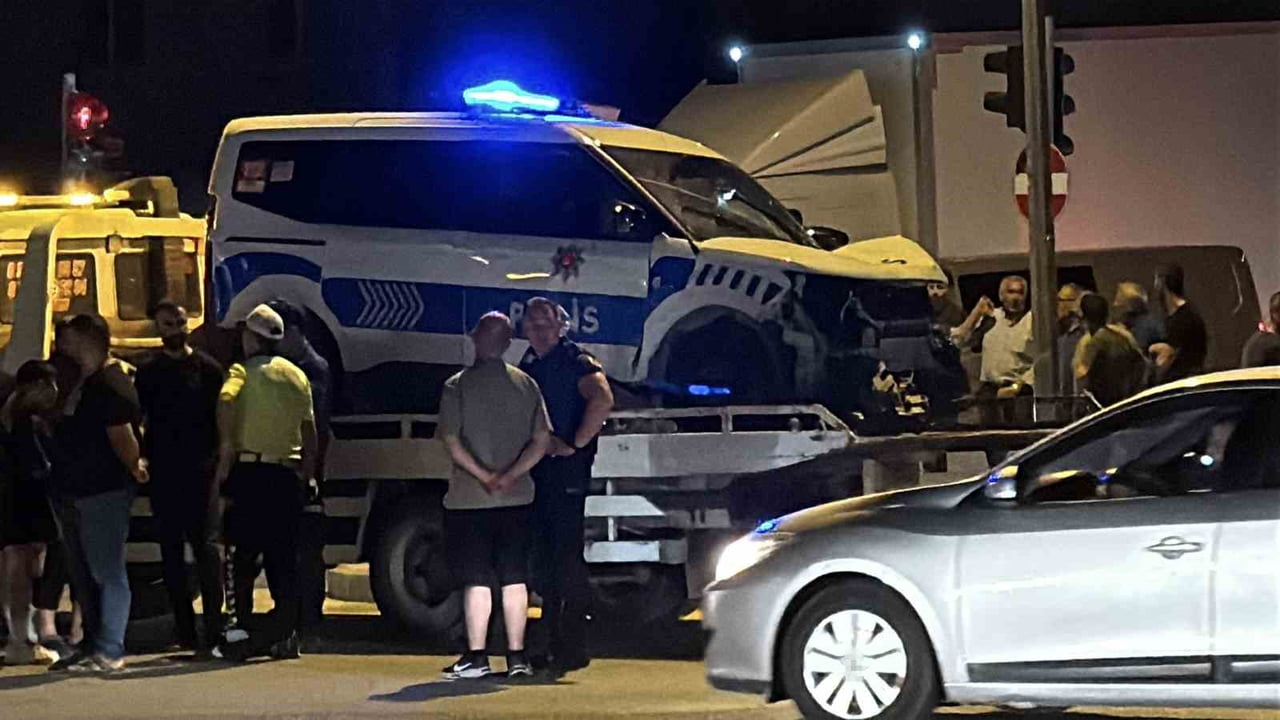 ESKİŞEHİR'DE GÖREVE GİTMEKTE OLAN BİR POLİS ARACI İLE OTOMOBİLİN ÇARPIŞMASI SONUCU MEYDANA GELEN...