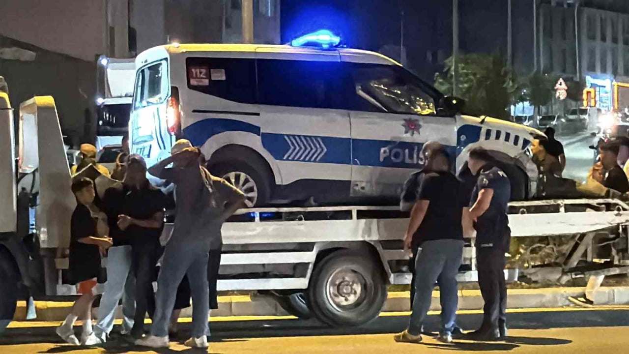 ESKİŞEHİR'DE GÖREVE GİTMEKTE OLAN BİR POLİS ARACI İLE OTOMOBİLİN ÇARPIŞMASI SONUCU MEYDANA GELEN...