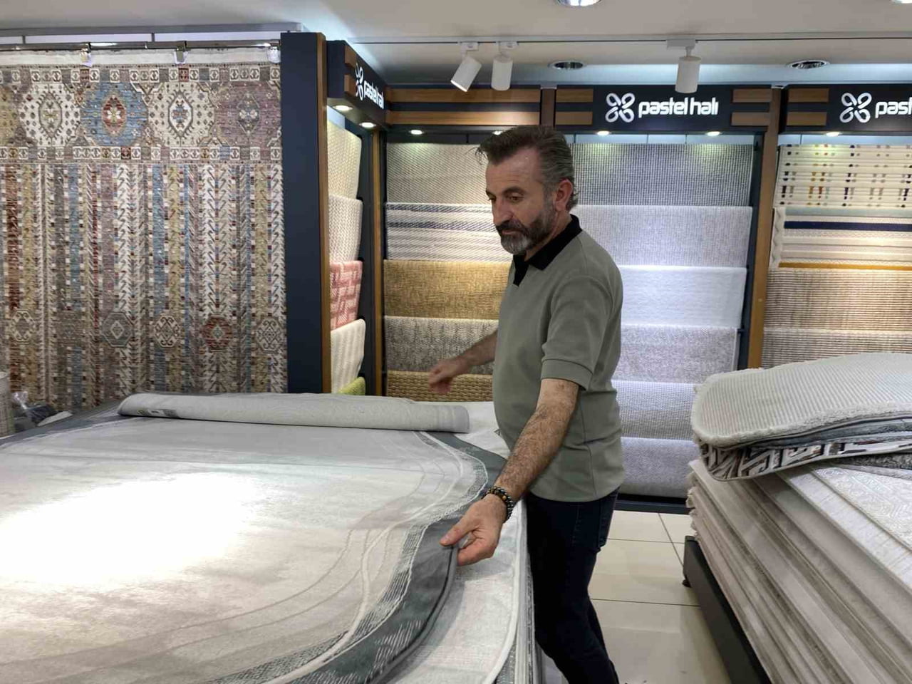 ESKİŞEHİR'DE HALICILIK YAPAN ERCAN ERSEZER, ARTIK BÜYÜK EBATLARDAKİ HALILARIN TERCİH EDİLMEDİĞİNİ...