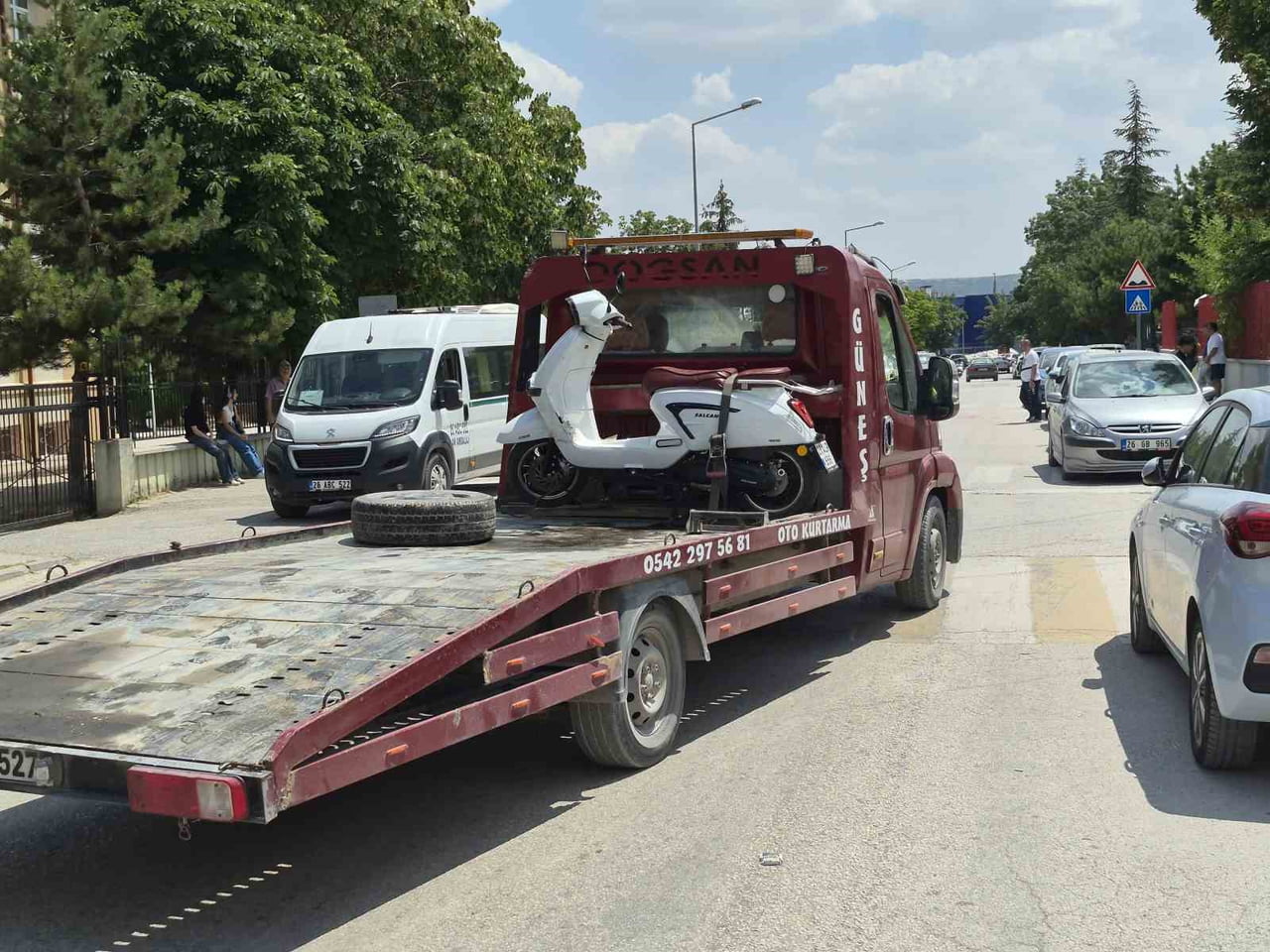 ESKİŞEHİR'DE HATALI U DÖNÜŞÜ YAPTIĞI BELİRTİLEN HAFİF TİCARİ ARACA ÇARPAN MOTOSİKLETİN SÜRÜCÜSÜ...