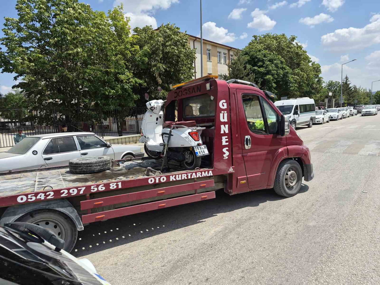 ESKİŞEHİR'DE HATALI U DÖNÜŞÜ YAPTIĞI BELİRTİLEN HAFİF TİCARİ ARACA ÇARPAN MOTOSİKLETİN SÜRÜCÜSÜ...