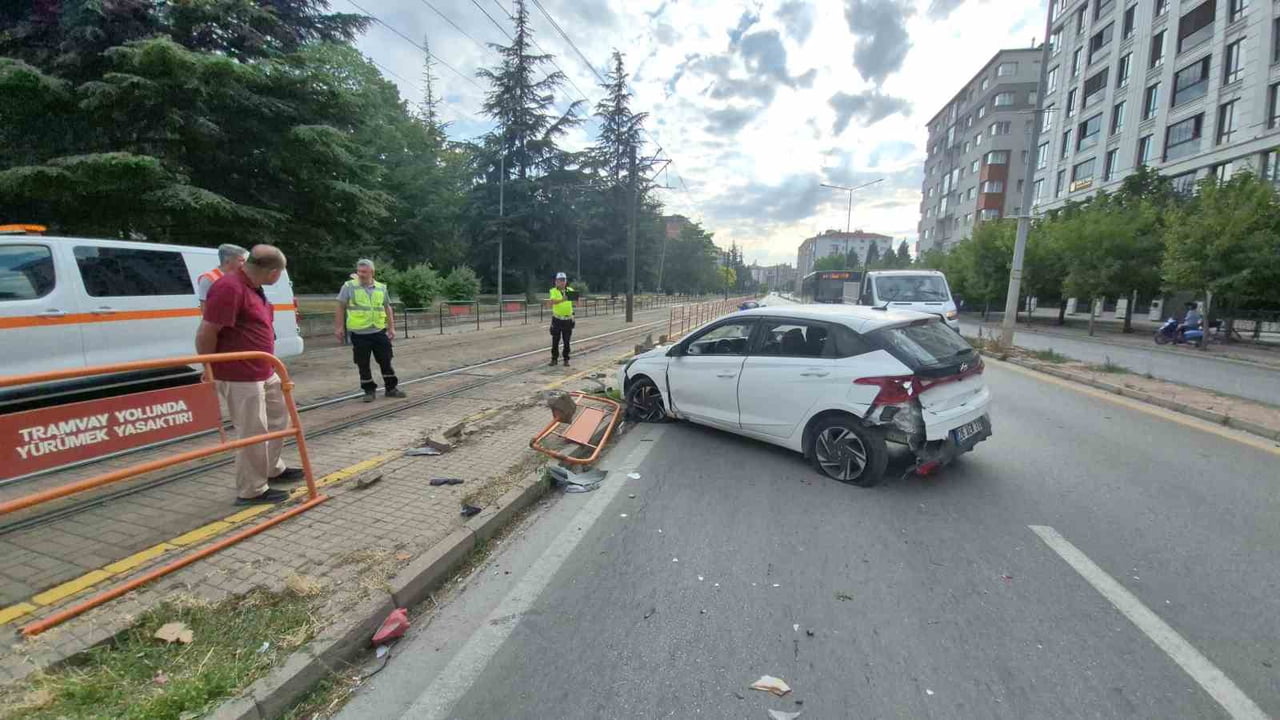 ESKİŞEHİR'DE HENÜZ BİLİNMEYEN BİR NEDENLE ANİ FREN YAPAN OTOMOBİLE, ARKASINDAN GELEN BAŞKA BİR...