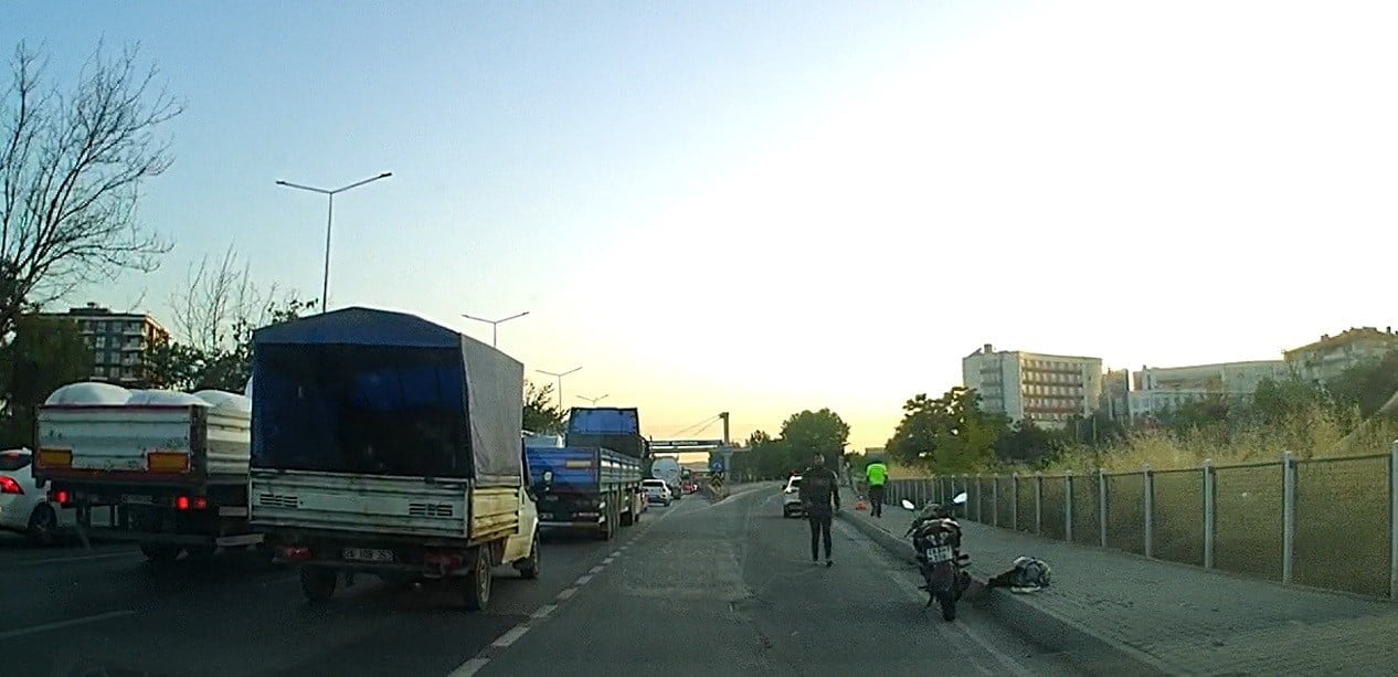 ESKİŞEHİR'DE HENÜZ BİLİNMEYEN BİR SEBEPLE KONTROLDEN ÇIKAN MOTOSİKLET SONRASI YERE DÜŞEREK...
