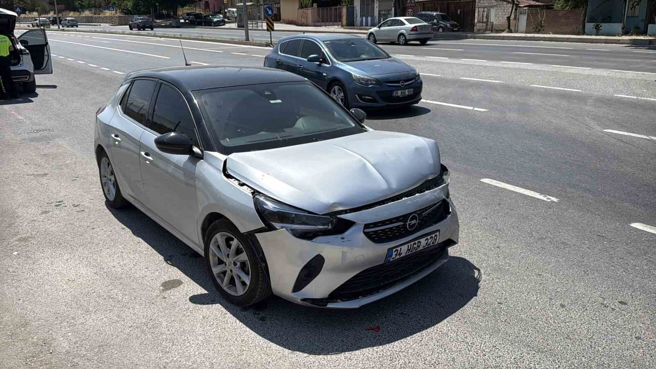 ESKİŞEHİR'DE İKİ ARACIN KARIŞTIĞI TRAFİK KAZASINDA, GÖREVLİ POLİS MEMURLARINA ZORLUK ÇIKARAN BİR...