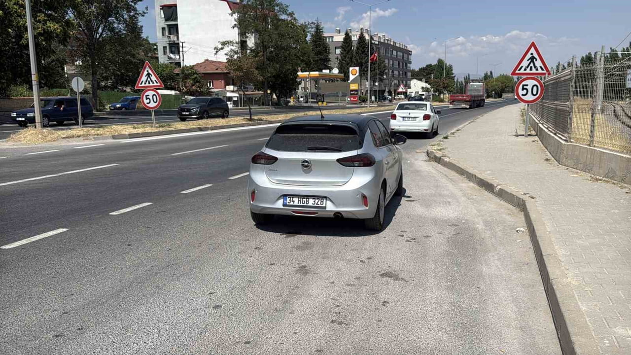 ESKİŞEHİR'DE İKİ ARACIN KARIŞTIĞI TRAFİK KAZASINDA, GÖREVLİ POLİS MEMURLARINA ZORLUK ÇIKARAN BİR...