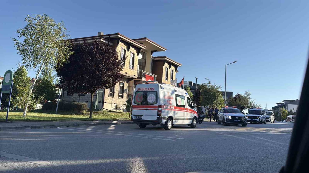 ESKİŞEHİR'DE İKİ GRUP ARASINDA ÇIKAN BIÇAKLI KAVGAYA, O SIRADA PARKTA İSTİRAHATTE OLAN BİR POLİS...