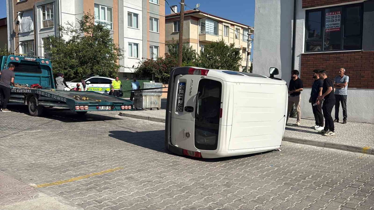 ESKİŞEHİR'DE İKİ HAFİF TİCARİ ARACIN ÇARPIŞMASI SONUCUNDA BİR PANELVAN YAN YATARKEN, KAZADA ÜÇ...