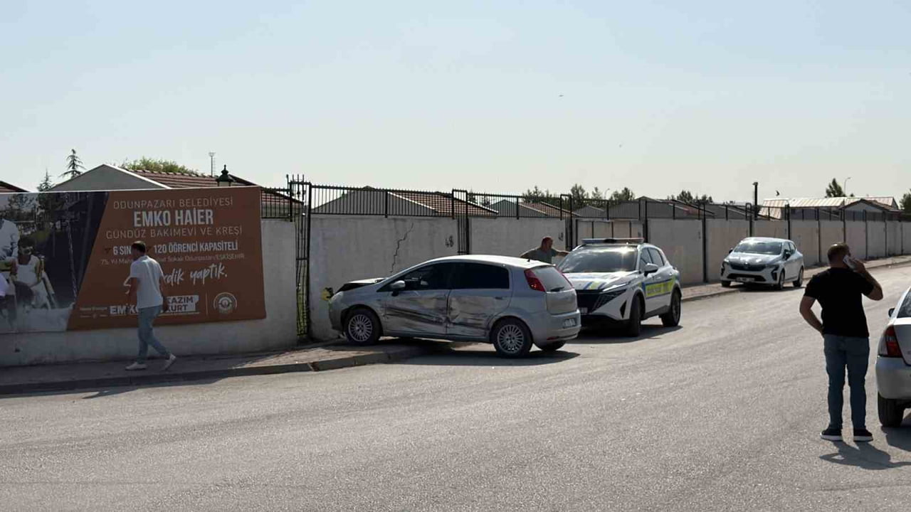 ESKİŞEHİR'DE İKİ SOKAĞIN KESİŞTİĞİ KAVŞAKTA OTOMOBİL İLE KAMYONETİN ÇARPIŞMASI SONUCU MEYDANA...