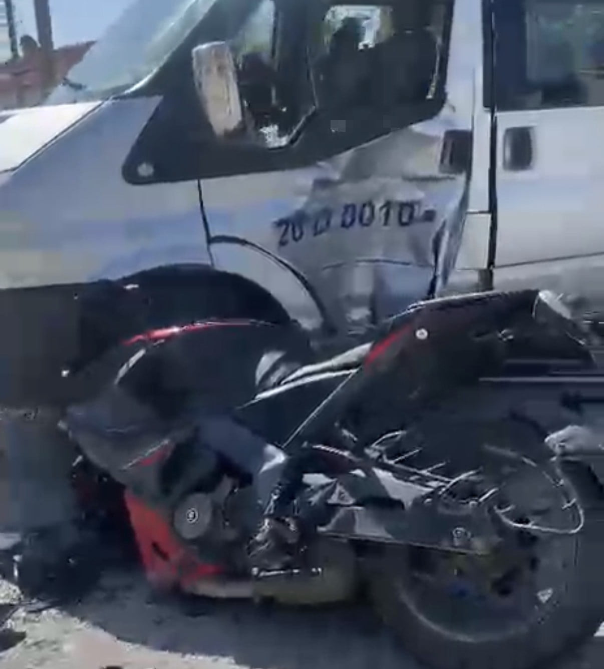 ESKİŞEHİR'DE İLÇESİNDE DOLMUŞ İLE MOTOSİKLETİN ÇARPIŞMASI SONUCU MEYDANA GELEN TRAFİK KAZASINDA...