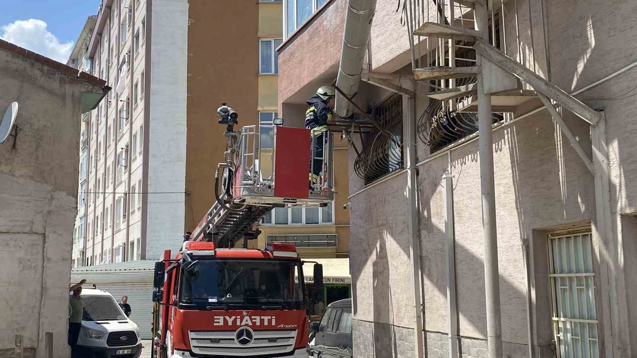 ESKİŞEHİR'DE İŞLEK BİR FIRINDA ÇIKAN YANGIN, ESNAF TARAFINDAN BÜYÜMEDEN KONTROL ALTINA...