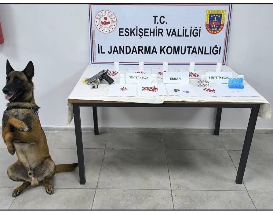 ESKİŞEHİR'DE JANDARMA EKİPLERİNCE DÜZENLENEN UYUŞTURUCU OPERASYONUNDA YAKALANAN 2 ŞÜPHELİDEN BİRİ...