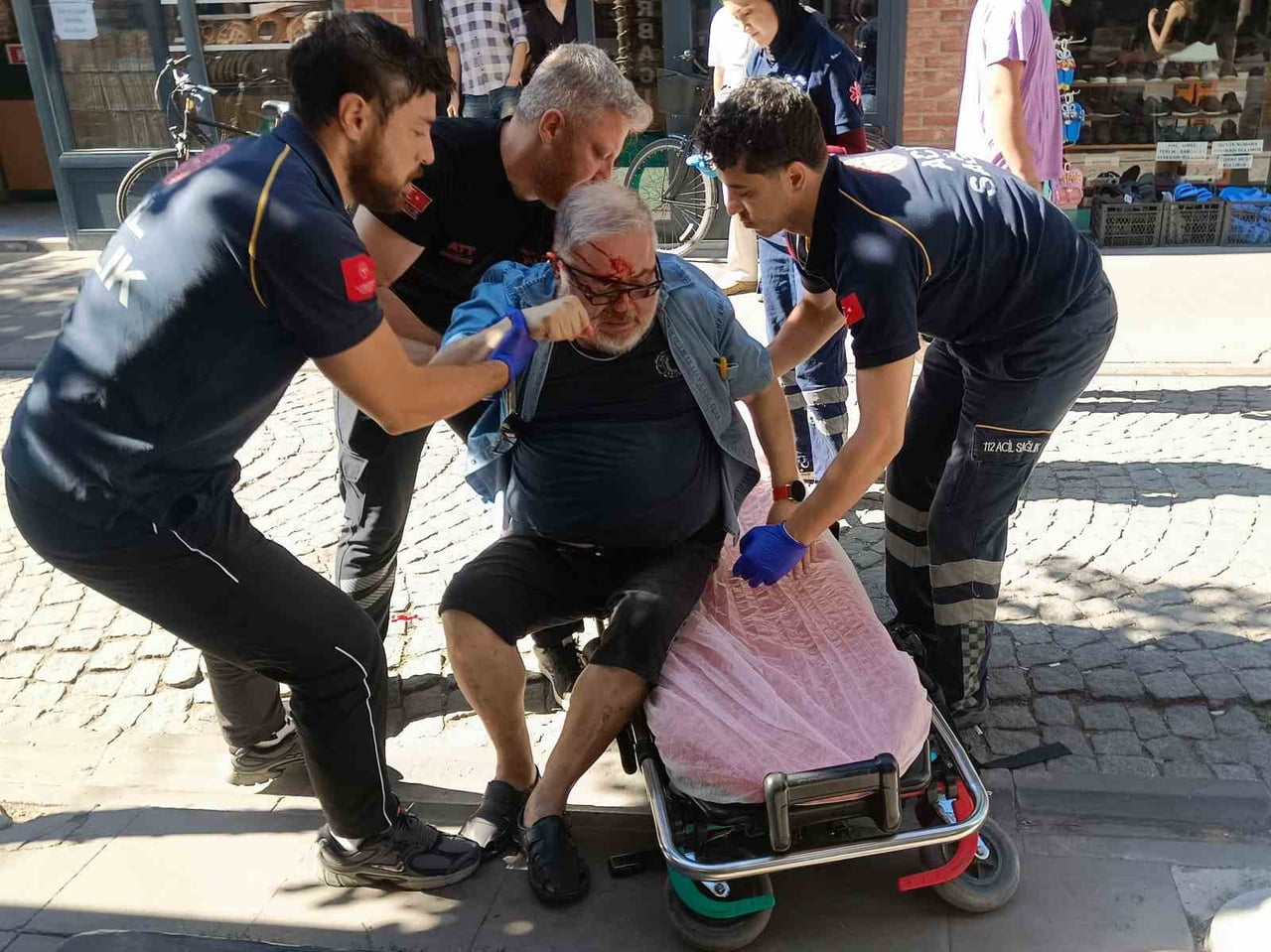 ESKİŞEHİR'DE KALDIRIMDA YÜRÜDÜĞÜ ESNADA YERDEKİ ALTYAPI BACA KAPAĞINA TAKILARAK DÜŞEN YAŞLI ADAM...