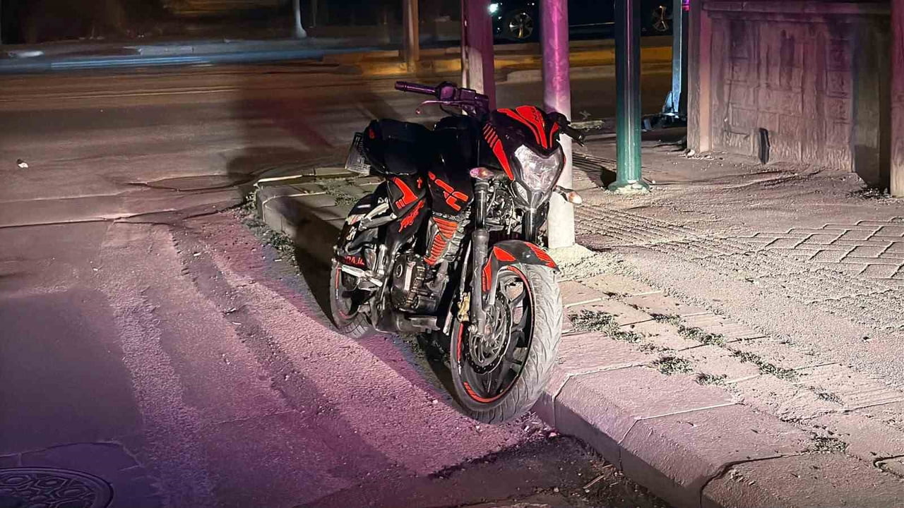 ESKİŞEHİR'DE KASKSIZ, EHLİYETSİZ VE SAHTE PLAKALI MOTOSİKLET SÜRÜCÜSÜNE 182 BİN 500 TL İDARİ PARA...