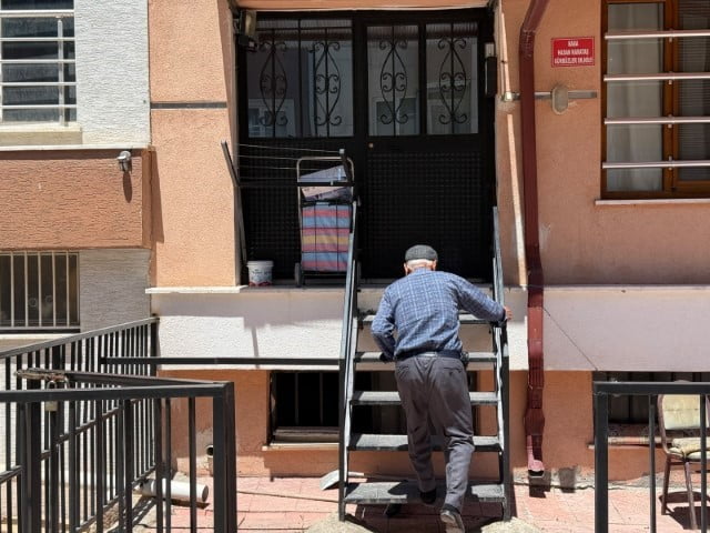 ESKİŞEHİR'DE KENDİSİNİ KARAKOL AMİRİ OLARAK TANITIP 14 SAAT TELEFONDA BEKLETTİĞİ 80 YAŞINDAKİ...