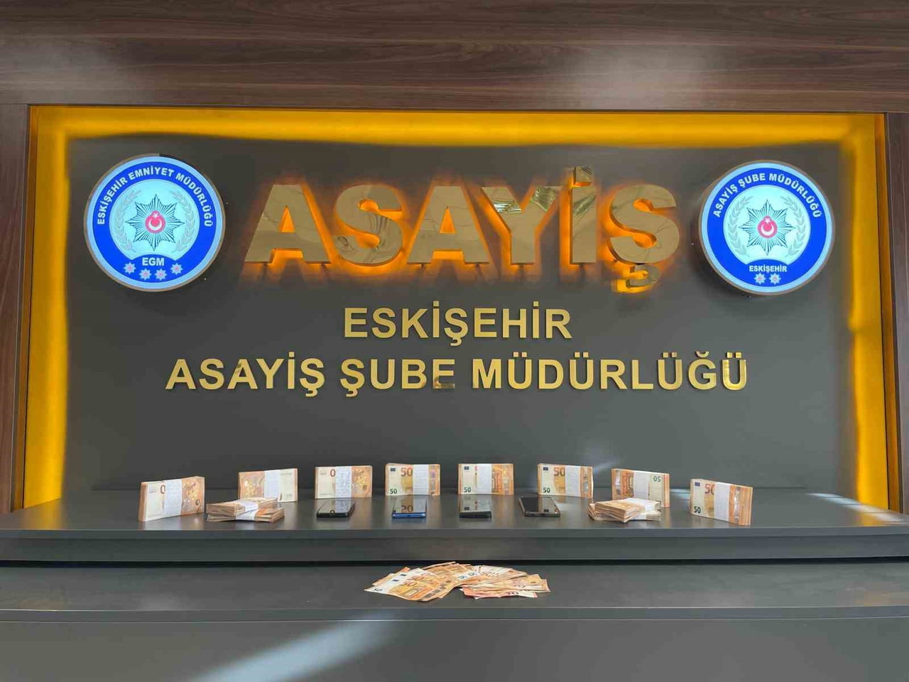 ESKİŞEHİR'DE KENDİSİNİ POLİS OLARAK TANITIP VATANDAŞI DOLANDIRAN 2 ŞÜPHELİ, EMNİYET EKİPLERİNİN...