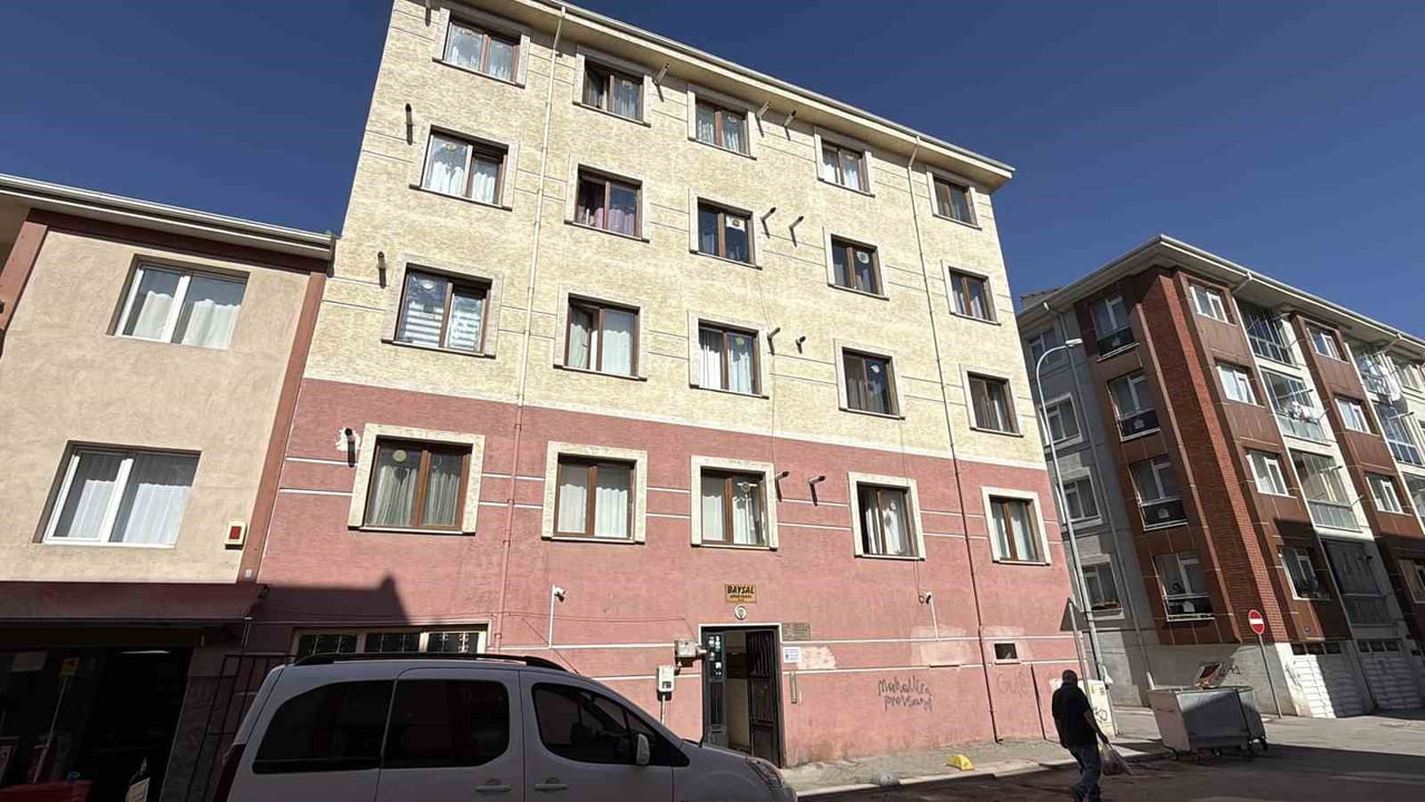 ESKİŞEHİR'DE KOMŞULARININ DESTEĞİ İLE HAYATINI SÜRDÜREN KANSER HASTASI OLAN VE YALNIZ YAŞAYAN 71...