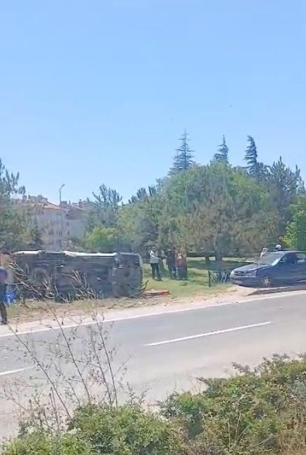 ESKİŞEHİR'DE KONTROLDEN ÇIKAN BİR OTOMOBİL YOL KENARINA DEVRİLDİ.