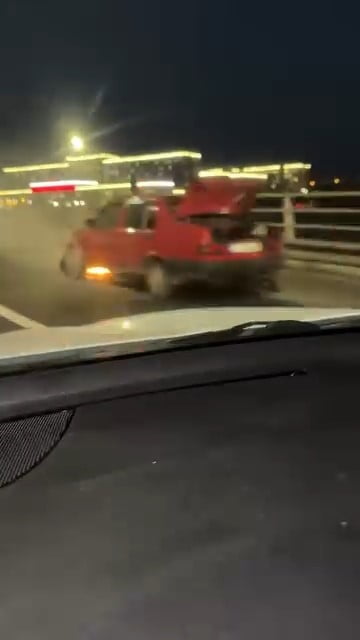 ESKİŞEHİR'DE KÖPRÜNÜN ÜZERİNDE SEYİR HALİNDEYKEN MOTOR BÖLÜMÜ ALEV ALAN TOFAŞ MARKA OTOMOBİLDE...