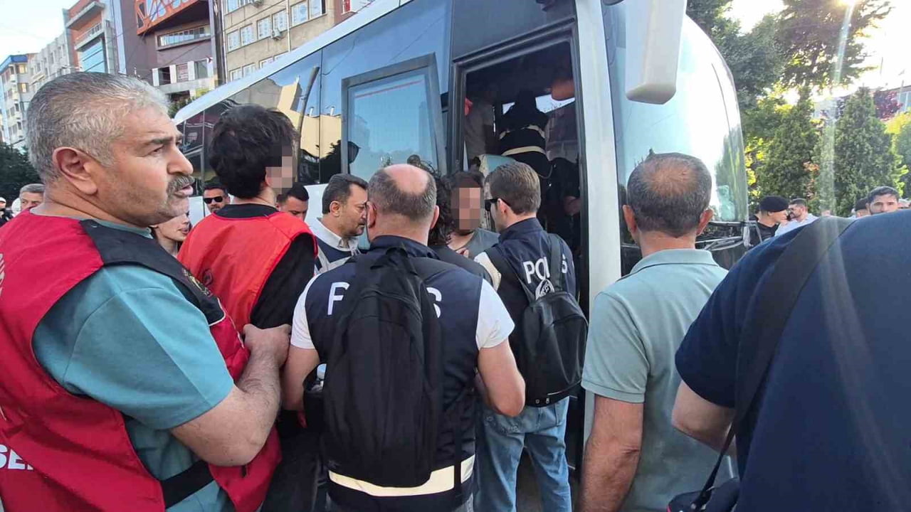 ESKİŞEHİR'DE NATO KARŞITI EYLEM YAPAN GRUP İLE POLİS EKİPLERİ ARASINDA ARBEDE ÇIKTI. OLAYDA 35...