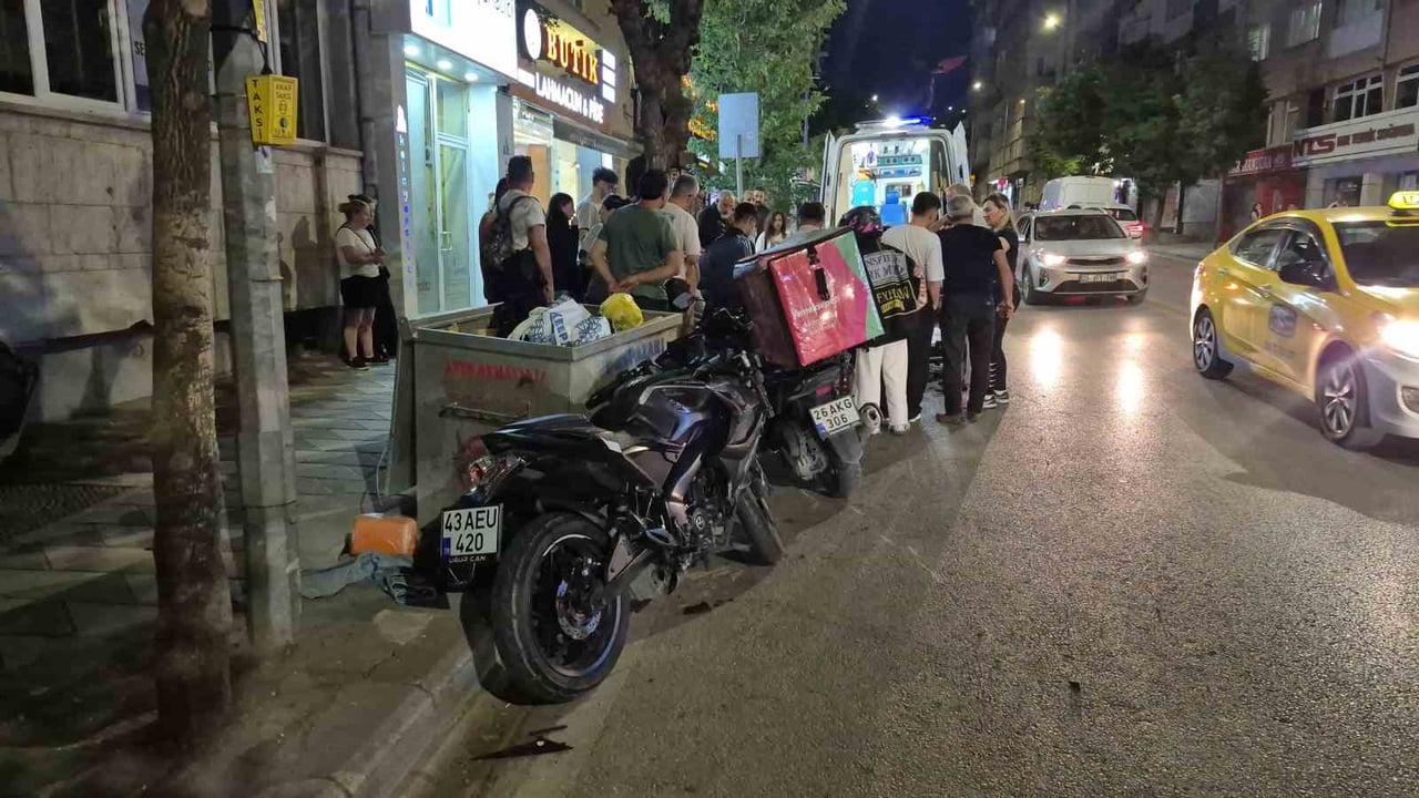 ESKİŞEHİR'DE ÖN KALDIRAN BİSİKLETLİ ÇOCUKLARA ÇARPMAMAYA ÇALIŞIRKEN DEVRİLEN MOTOSİKLETTEN YERE...