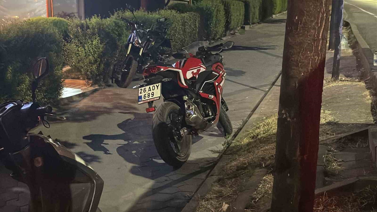 ESKİŞEHİR'DE ÖNÜNE ANİDEN KÖPEK FIRLAYAN MOTOSİKLET SÜRÜCÜSÜ, YAPTIĞI ANİ MANEVRA SONUCU...