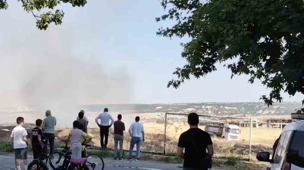 ESKİŞEHİR'DE OTLUK ALANDA ÇIKAN YANGIN ÇEVREDEKİ BİNALARA SIÇRAMADAN İTFAİYE EKİPLERİNCE...