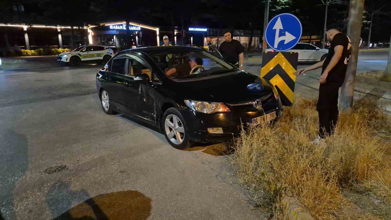 ESKİŞEHİR'DE OTOMOBİL İLE TİCARİ TAKSİNİN ÇARPIŞTIĞI KAZADA MADDİ ZARAR OLUŞTU.
