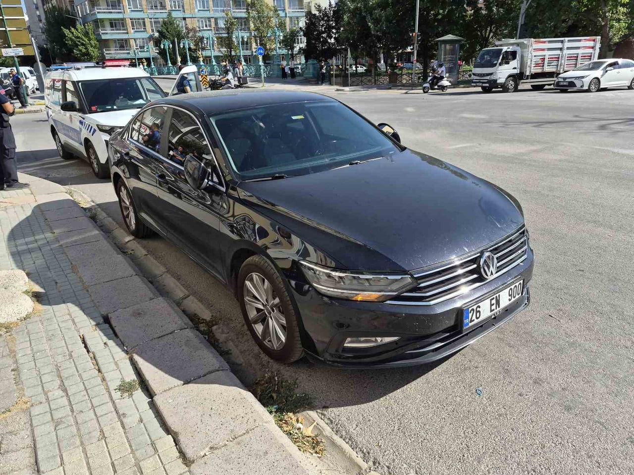 ESKİŞEHİR'DE OTOMOBİLLE ÇARPIŞIP YARALANAN MOTOSİKLETLİ TRAFİK ZABITASI HASTANEYE...