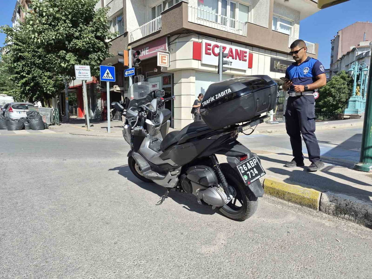 ESKİŞEHİR'DE OTOMOBİLLE ÇARPIŞIP YARALANAN MOTOSİKLETLİ TRAFİK ZABITASI HASTANEYE...