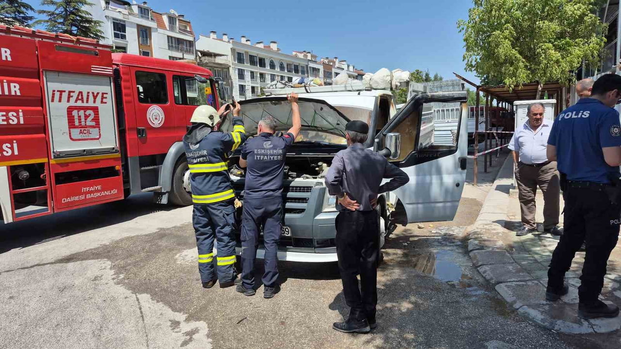 ESKİŞEHİR'DE PARK HALİNDEYKEN NAVİGASYON CİHAZI PATLAYAN KAMYONETTE ÇIKAN YANGIN İTFAİYE...